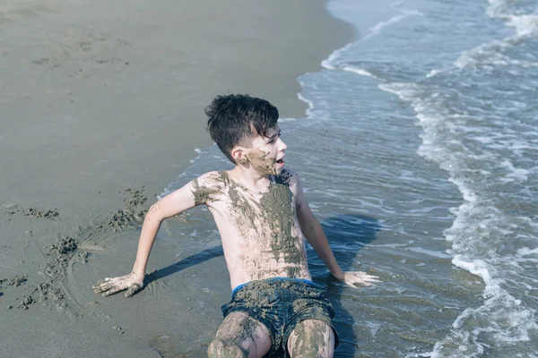 Leuke Jonge Jongen Met Plezier Het Strand — Stockfoto