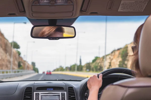 Ragazza Sta Guidando Sull Autostrada Australia Vista Dal Sedile Posteriore — Foto Stock