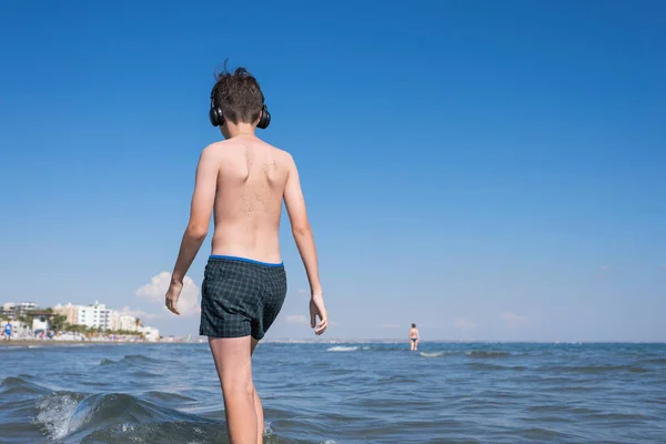 Ragazzino Con Cuffie Sulla Spiaggia Viaggiare Con Bambino Concetto — Foto Stock