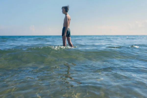 Chlapec Sluchátkách Pláži Cestování Dítětem Koncept — Stock fotografie
