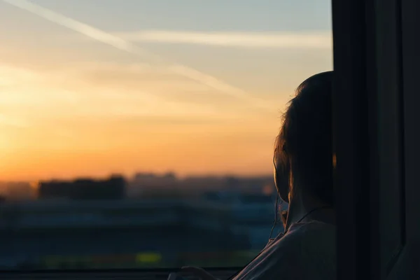 Ragazza Cuffia Che Ascolta Musica Città Tramonto — Foto Stock