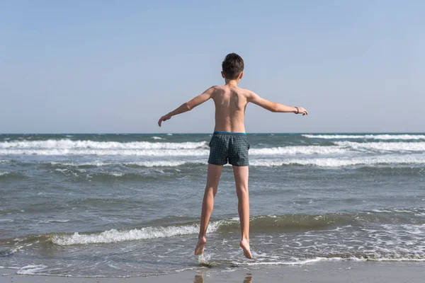 Leuke Jonge Jongen Met Plezier Het Strand — Stockfoto