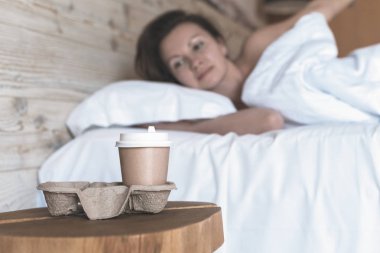 Yatak odasında uyuyan genç kadının seçici odağı