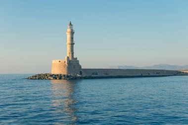 Hanya 'Nın eski Venedik limanındaki antika fenerinin panoramik manzarası. Girit Adası. Yunanistan