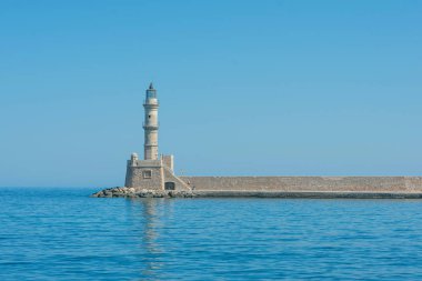 Hanya 'Nın eski Venedik limanındaki antika fenerinin panoramik manzarası. Girit Adası. Yunanistan 