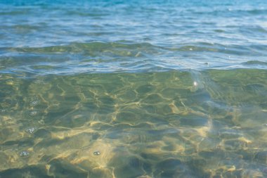 Pürüzsüz ve yumuşak doğal şeffaf deniz suyunun arka planı