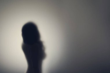 Cam kapının arkasında çıplak kadın vücudunun silueti. Kavram 