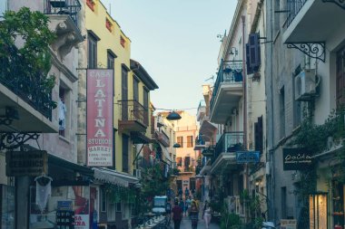 Hanya, Girit/Yunanistan-07.12.2018:Eski Venedik limanında renkli Akdeniz caddesinin manzarası Hanya kasabası. Girit Adası, Yunanistan 