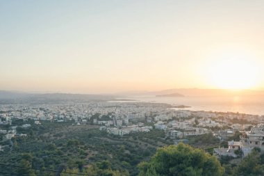 Gün batımında Chania şehrinin ve deniz arka planının havadan görünümü. Girit adası, Yunanistan 