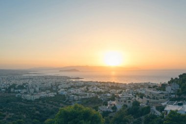 Gün batımında Chania şehrinin ve deniz arka planının havadan görünümü. Girit adası, Yunanistan 