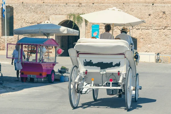 Caballo Blanco Con Carruaje Para Los Turistas Puerto Ciudad Chania —  Fotos de Stock