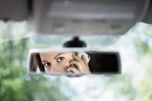 Reflexion Einer Jungen Frau Die Mit Einem Handy Rückspiegel Des — Stockfoto