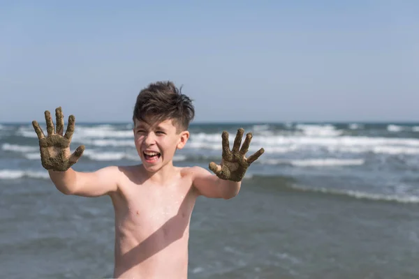 Schattige Jonge Jongen Met Vuile Handen Het Strand — Stockfoto