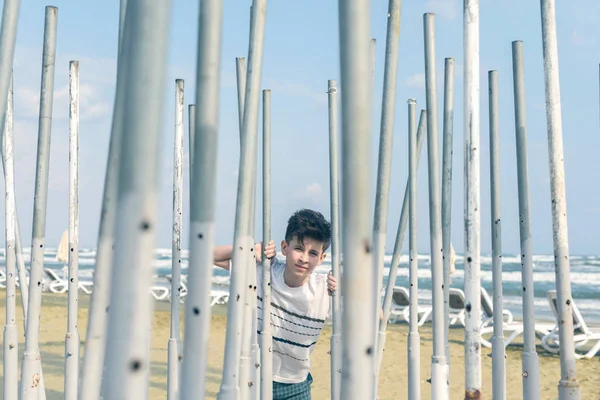 Niño Jugando Tratando Encontrar Una Salida Del Laberinto Tuberías Hierro — Foto de Stock