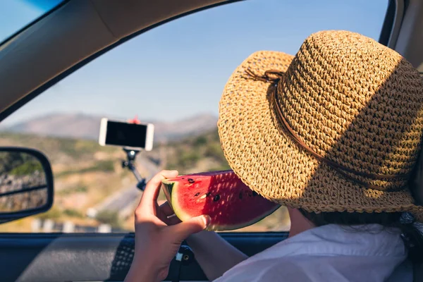 Bloggerin Mit Scheibe Wassermelone Und Strohhut Macht Selfie Foto Oder — Stockfoto