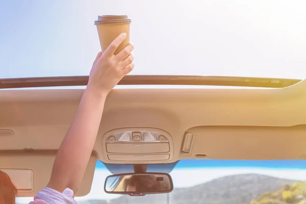 Beifahrerin Hält Papiertasse Kaffee Offener Luke Eines Autos Reisekonzept — Stockfoto