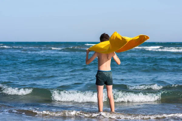 Back View Pojken Den Gula Handduken Stående Stranden Väntar Sin — Stockfoto