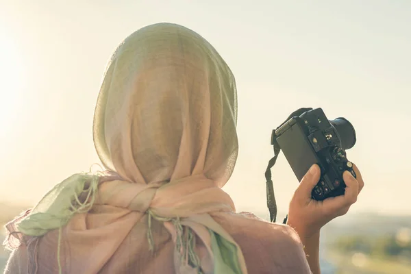 Femme Arabe Photographe Dans Une Écharpe Prendre Des Photos Aide — Photo