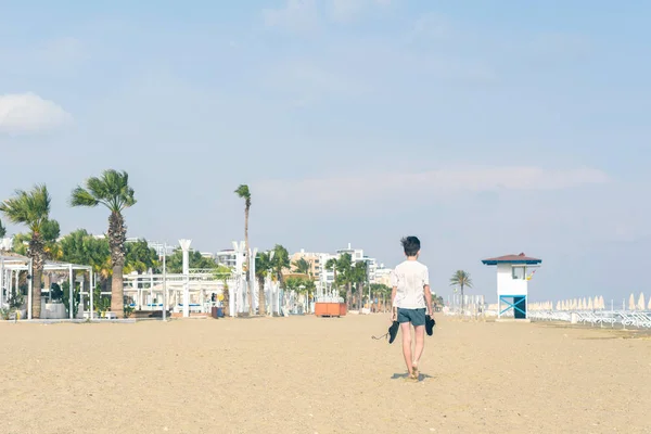 Chico Con Una Camiseta Con Zapatillas Playa Arena Mackenzie Larnaca — Foto de Stock