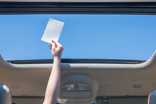 Ein Mädchen Wirft Während Der Sommerferien Einen Papierbogen Aus Der — Stockfoto