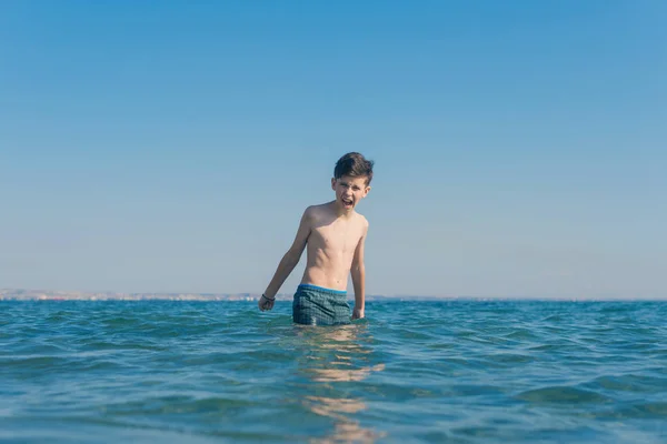 Niño Años Nadando Relajándose Las Olas Del Mar Concepto Vacaciones — Foto de Stock