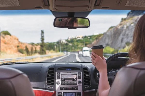 Ragazza Sta Guidando Sull Autostrada Tiene Mano Una Tazza Caffè — Foto Stock