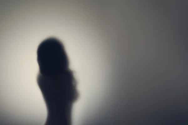 Σιλουέτα Από Σώμα Μιας Γυμνής Γυναίκας Πίσω Από Γυάλινη Πόρτα — Φωτογραφία Αρχείου