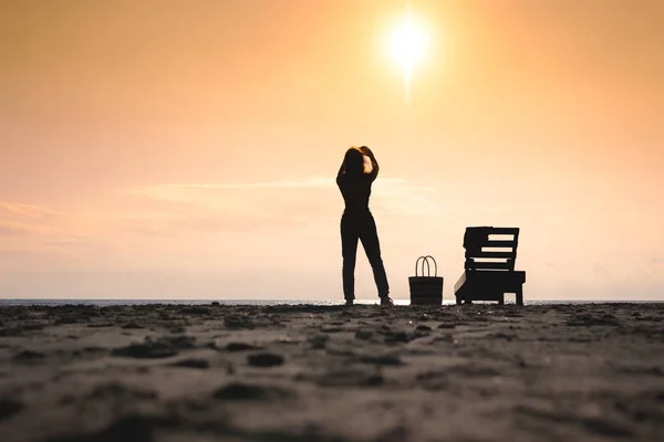 Женщина Стоящая Рядом Шезлонгом Фотографирующая Мобильный Телефон Пляж Закате Летняя — стоковое фото