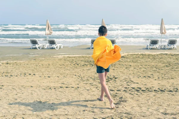 Niño Una Toalla Amarilla Camina Por Playa Arena Mackenzie Larnaca — Foto de Stock