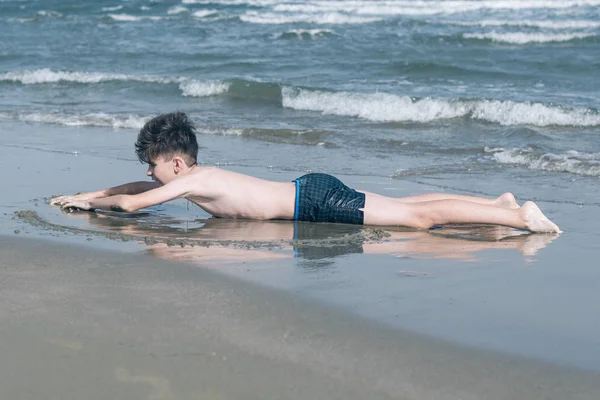 Carino Giovane Ragazzo Divertirsi Sulla Spiaggia — Foto Stock