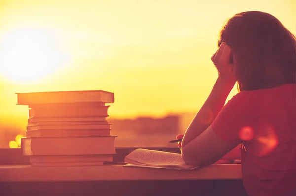 Étudiante Avec Beaucoup Livres Préparant Pour Examen Universitaire Tard Dans — Photo