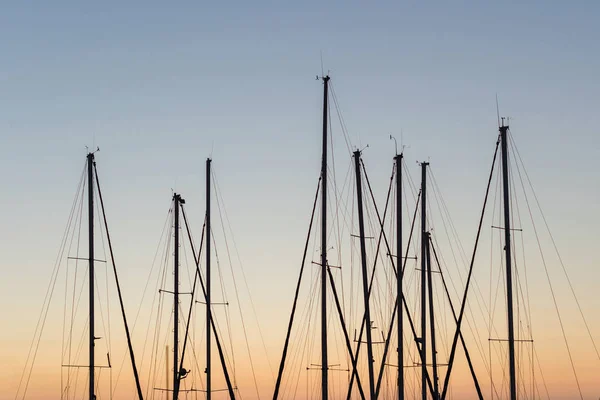 Widok Sylwetki Jachtów Tle Zachodu Słońca — Zdjęcie stockowe