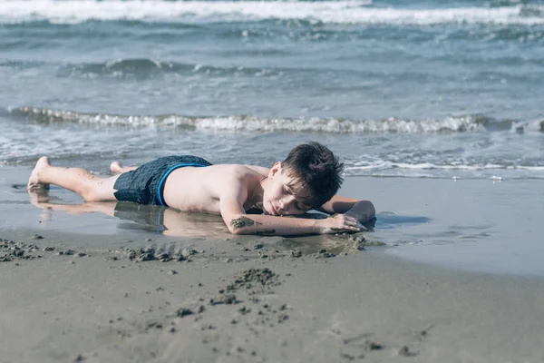 Leuke Jonge Jongen Met Plezier Het Strand — Stockfoto