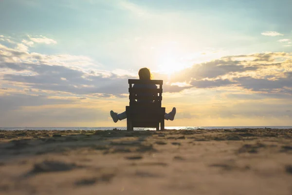 Chica Con Auriculares Está Sentado Tumbona Escuchando Música Playa Atardecer —  Fotos de Stock