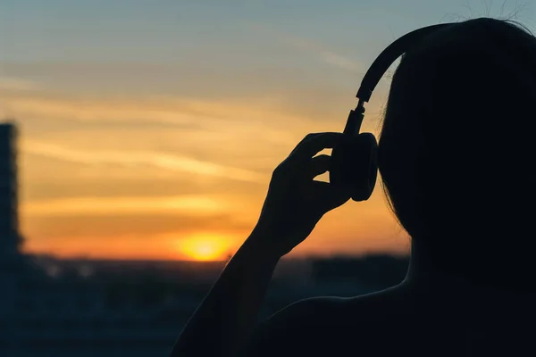 Ragazza Cuffia Che Ascolta Musica Città Tramonto — Foto Stock