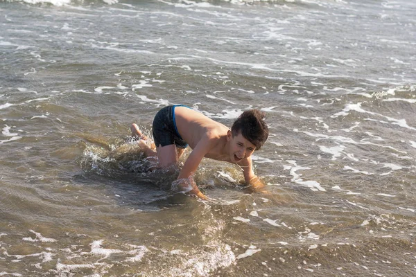 Carino Giovane Ragazzo Divertirsi Sulla Spiaggia — Foto Stock