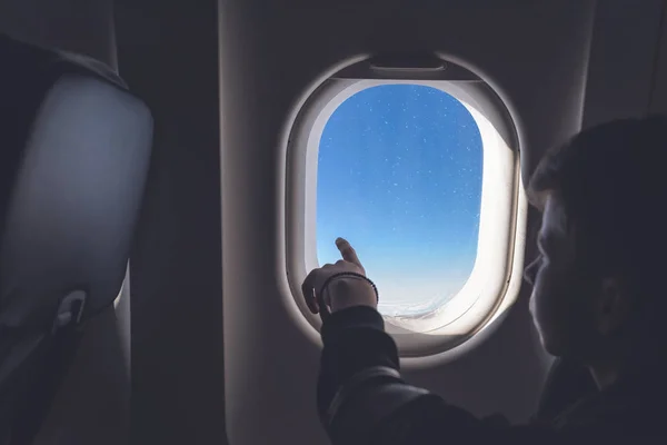 Chłopiec Lot Patrząc Przez Okno Samolotu Lub Przez Otwór — Zdjęcie stockowe