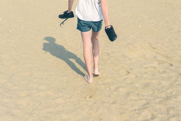 Kumlu Sahilde Hareket Halindeki Bir Çocuğun Yalınayak Bacakları Seyahat Yaz — Stok fotoğraf