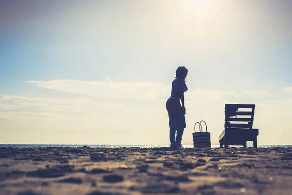 Mujer Pie Cerca Tumbona Quitándose Ropa Playa Atardecer Concepto Verano —  Fotos de Stock