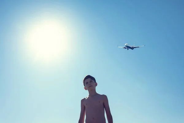 Băiatul Adolescent Arată Degetul Avion Cer Conceptul Călătorie Travel Concept — Fotografie, imagine de stoc