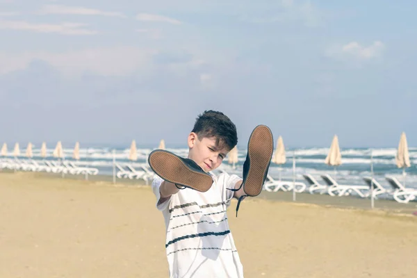 Rapaz Shirt Com Ténis Praia Areia Mackenzie Larnaca Chipre Ilha — Fotografia de Stock