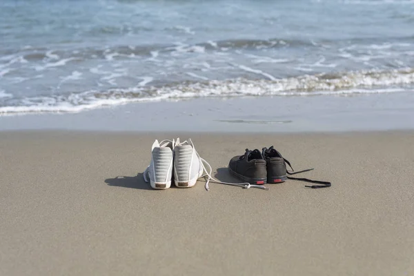 Zapatillas Blancas Negras Arena Sobre Fondo Del Mar Concepto Verano — Foto de Stock