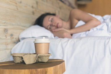 Yatak odasında uyuyan genç kadının seçici odağı