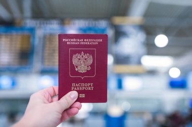 Havaalanı yönetim kurulu karşısında Rus pasport tutan kadın. 
