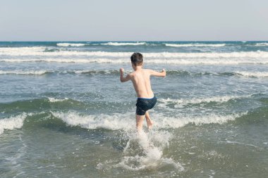 Su Sıçramaları ile Deniz Dalgaları sahilde Boy. Yaz tatili konsepti