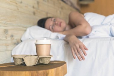 Yatak odasında uyuyan genç kadının seçici odağı