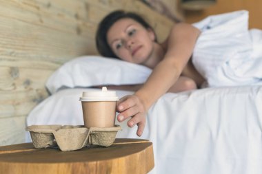 Yatak odasında uyuyan genç kadının seçici odağı