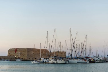 Eski Venedik fort Koules ve alacakaranlıkta yatlar ile Heraklion liman, Girit, Yunanistan 