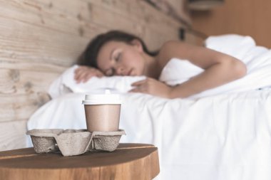 Yatak odasında uyuyan genç kadının seçici odağı