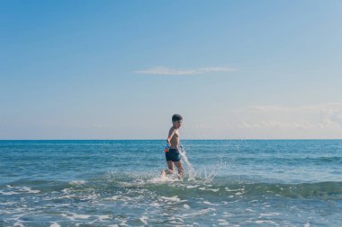 şnorkel maskesi erkek yüz . Seyahat ve yaz konsepti